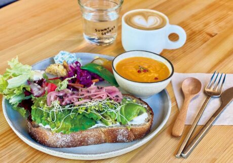 1.『サニー・ジョージ』のアボカドトースト朝からはしごしたくなる、京都さんぽ部部長の朝食ガイド。 | 季節野菜もふんだんにのるアボカドトースト1900円、カプチーノ800円。 1.『サニー・ジョージ』のアボカドトースト朝からはしごしたくなる、京都さんぽ部部長の朝食ガイド。 | 季節野菜もふんだんにのるアボカドトースト1900円、カプチーノ800円。