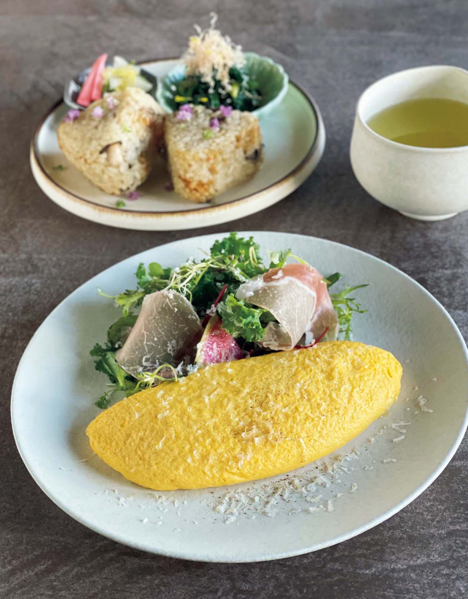 2.『マチネキョウト』のアラカルト朝からはしごしたくなる、京都さんぽ部部長の朝食ガイド。 | チーズオムレツ1200円、きのこの焼きおむすび1500円、玄米茶700円。