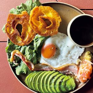 3.『チャレ』のモーニングプレート 朝からはしごしたくなる、京都さんぽ部部長の朝食ガイド。 | グッドモーニングプレート1000円、中深煎りのブレンドチャレ650円。