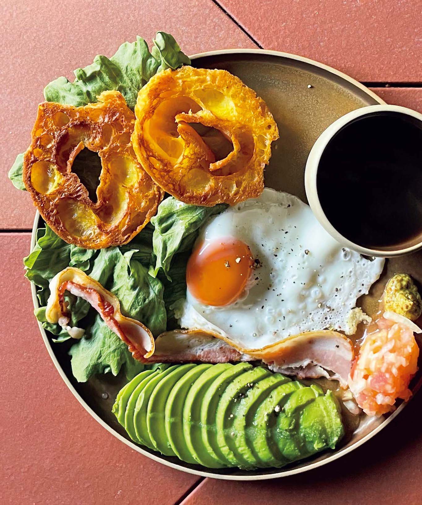 3.『チャレ』のモーニングプレート 朝からはしごしたくなる、京都さんぽ部部長の朝食ガイド。 | グッドモーニングプレート1000円、中深煎りのブレンドチャレ650円。