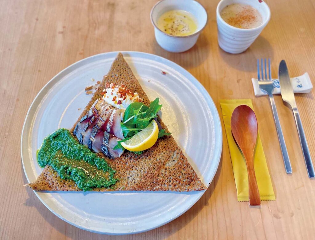 4.『そのば』のガレット 朝からはしごしたくなる、京都さんぽ部部長の朝食ガイド。 | 鯖とマスカルポーネのガレット2100円。季節のスープがセットになっている。 4.『そのば』のガレット 朝からはしごしたくなる、京都さんぽ部部長の朝食ガイド。