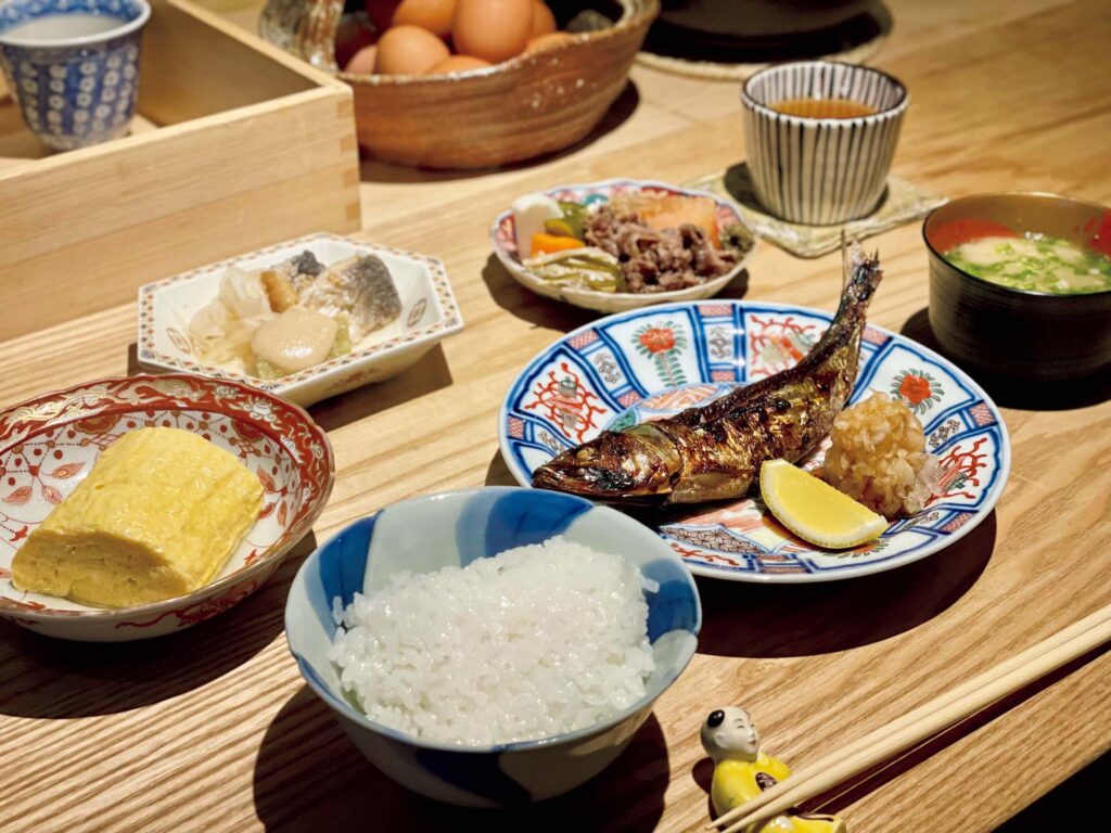 5.『米処いなもと』の究極の朝ごはんセット 朝からはしごしたくなる、京都さんぽ部部長の朝食ガイド。 | つやつやと輝くコシヒカリ。時間制限がなく食べられるのも嬉しい。4000円。 5.『米処いなもと』の究極の朝ごはんセット 朝からはしごしたくなる、京都さんぽ部部長の朝食ガイド。