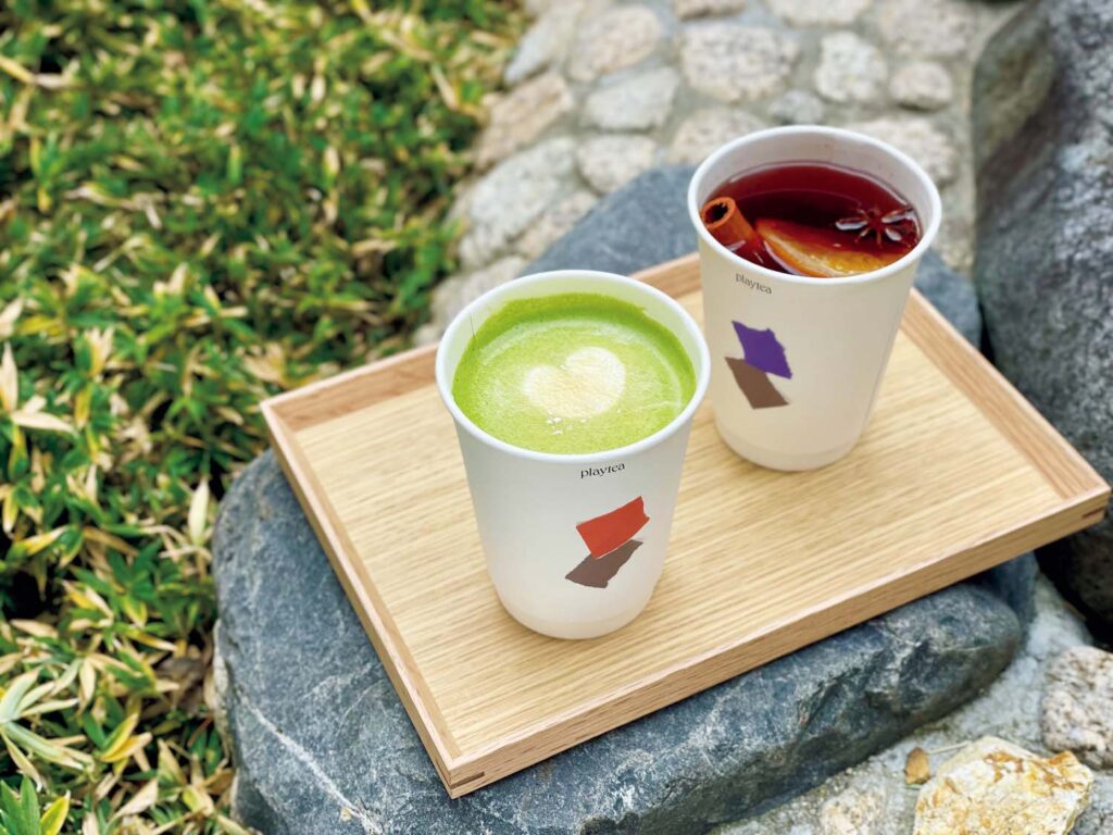 清水寺に行くなら、立ち寄りたい2軒。趣ある八坂通に面するティースタンド。手前から和三盆 抹茶ラテ￥800、冬季限定の蜜香紅茶 グリューワイン￥800。▷京都市東山区八坂通下河原東入八坂上町372 ☎なし 11:00～18:00 月火休