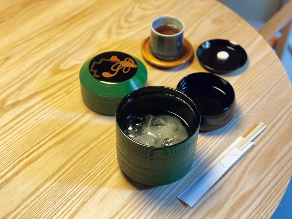 清水寺に行くなら、立ち寄りたい2軒。2024年1 月リニューアル。新たに予約専用席が設けられた。くずきり￥1,600。▷京都市東山区下河原通高台寺表門前上る ☎075‒525‒0011 10:00～18:00 (17:30LO) 水休 (祝日の場合、翌日休) 