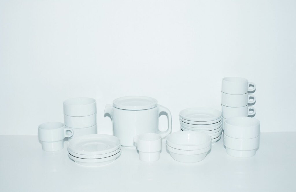 アートディレクター、平林奈緒美さんが語るスタンダード論。「シリーズで揃える」、食卓にはドイツのハンス・ニック・ロエリヒトによってデザインされたテーブルウェアシリーズ“TC100”が並ぶ。