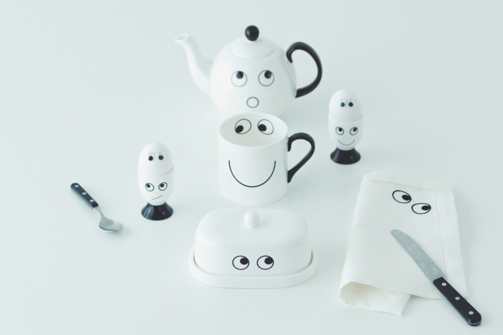 スタイリストの岡尾美代子さんと考える、食卓にかわいらしさをもたらすもの。〈アニヤ・ハインドマーチ〉の〝アイズ〞モチーフのセラミックコレクション。