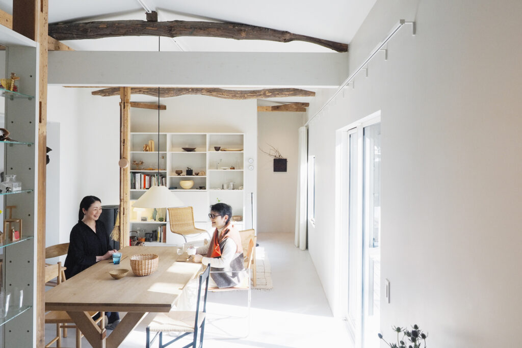 黒田美津子さんが北軽井沢に作ったアトリエに伊藤まさこさんが訪問。2人が考える、これからの住まいのスタンダードとは？