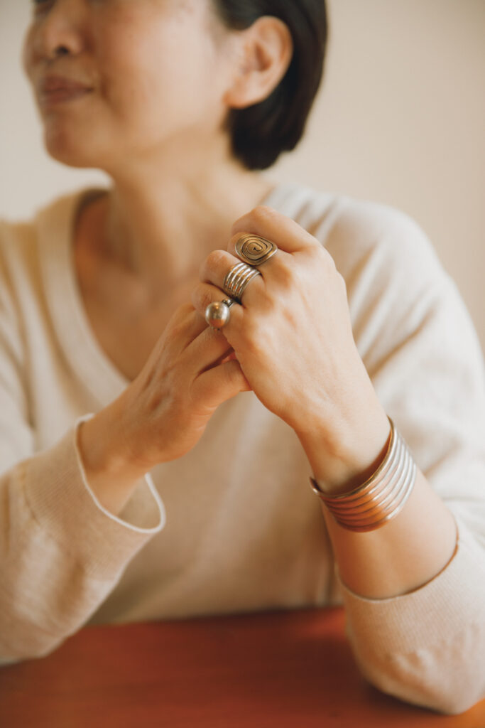 〈ヤエカ〉服部恭子さんが長年大切にするインディアンジュエリー。潔い重量感で、どんな装いにもよく似合う。