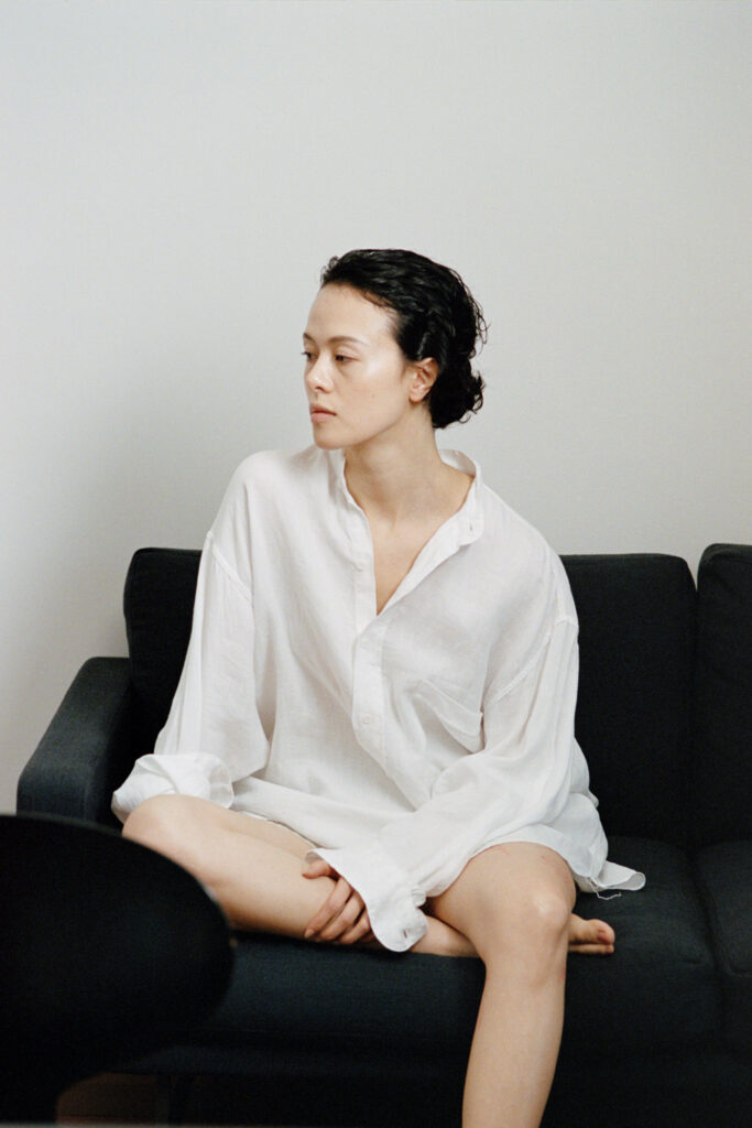 井伊百合子さんが夏になると毎日のように着ているという、風が通り抜ける〈コモリ〉のリネンシャツ。