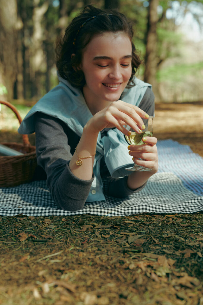 巻頭ファッションストーリー「＆style」。〈ヴァン クリーフ&アーペル〉の「ゾディアックコレクション」に新たに加わったブレスレットを身につけて。 | 巻頭ファッションストーリー「＆style」。〈ヴァン クリーフ&アーペル〉の「ゾディアックコレクション」に新たに加わったブレスレットを身につけて。