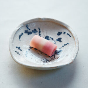 隨心院に寄せた「はねずもち」。【〈御菓子丸〉が一皿で表す、京都、寺社仏閣の風景 vol.24】