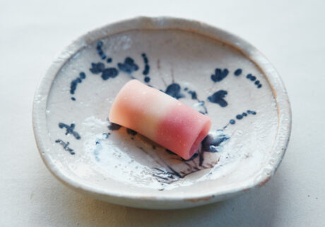 隨心院に寄せた「はねずもち」。【〈御菓子丸〉が一皿で表す、京都、寺社仏閣の風景 vol.24】