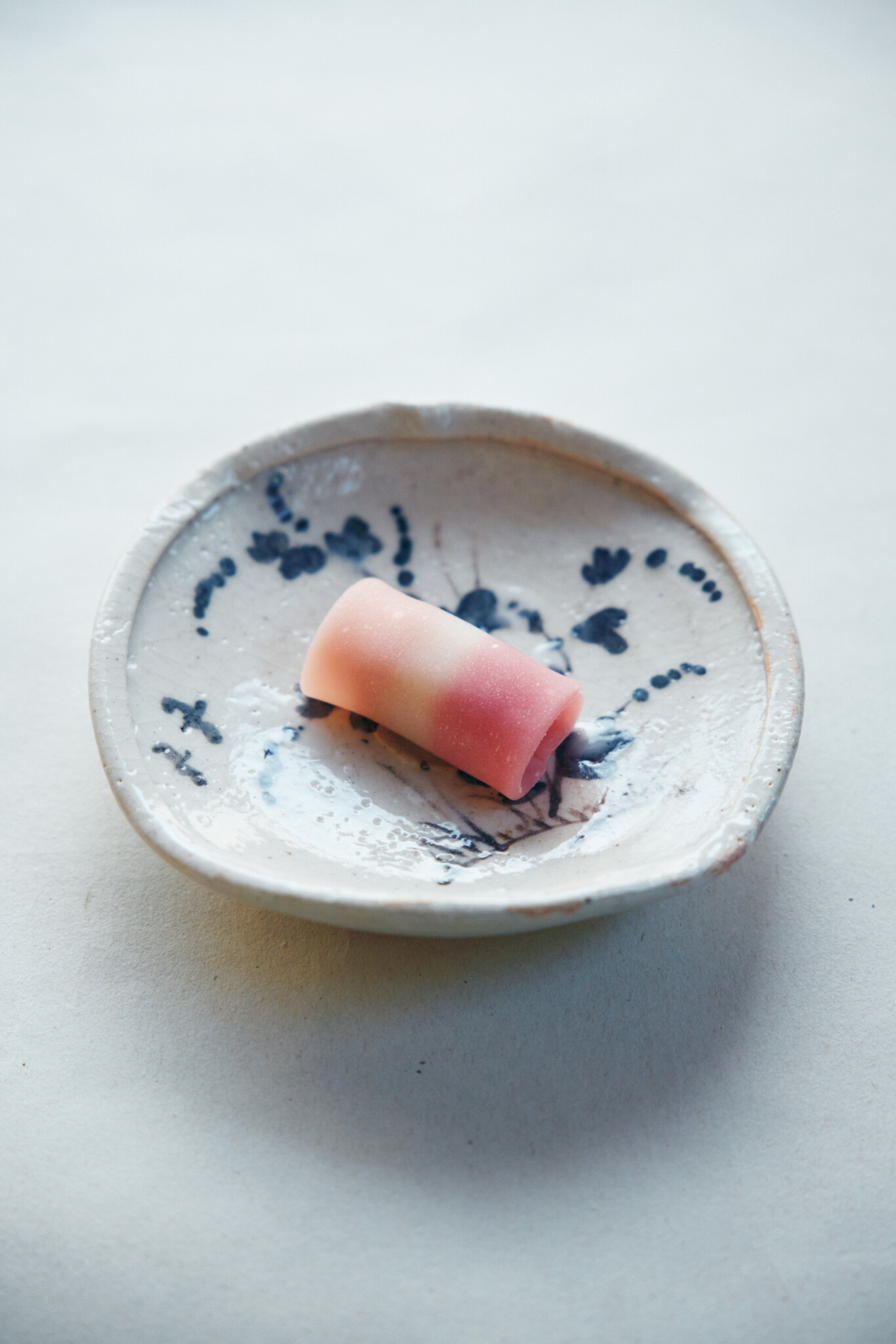 隨心院に寄せた「はねずもち」。【〈御菓子丸〉が一皿で表す、京都、寺社仏閣の風景 vol.24】