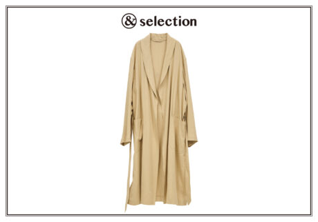 春先に活躍する、さらりとした肌触りが心地いい〈コモリ〉のコート。