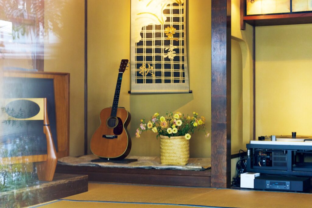 中村ヒロキ、ケルシーの暮らしをつくる愛用品。掛け軸の本紙として江戸時代の着物をほどき、再利用した作品が床の間に。「眺めると、当時の時間の感覚に思いを馳せることができる」とヒロキさん。 | 掛け軸の本紙として江戸時代の着物をほどき、再利用した作品が床の間に。「眺めると、当時の時間の感覚に思いを馳せることができる」とヒロキさん。 中村ヒロキ、ケルシーの暮らしをつくる愛用品。掛け軸の本紙として江戸時代の着物をほどき、再利用した作品が床の間に。「眺めると、当時の時間の感覚に思いを馳せることができる」とヒロキさん。 | 掛け軸の本紙として江戸時代の着物をほどき、再利用した作品が床の間に。「眺めると、当時の時間の感覚に思いを馳せることができる」とヒロキさん。