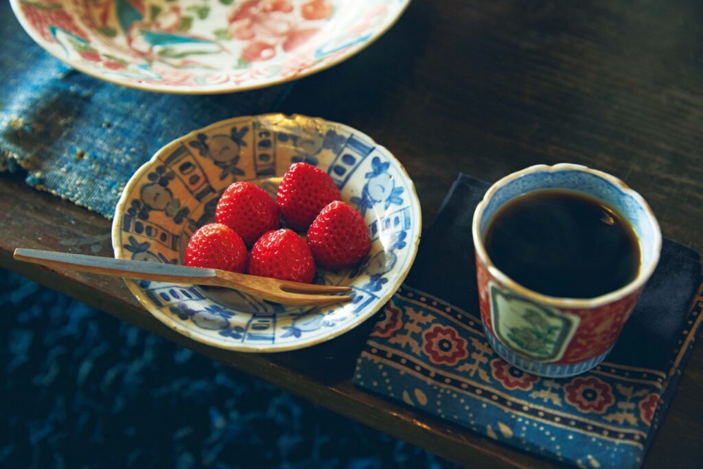 中村ヒロキ、ケルシーの暮らしをつくる愛用品。青い古染付皿と蕎麦猪口。ヒロキさんとケルシーさんのデザートの定番は、小粒で果肉がぎゅっと詰まったオーガニックのいちご。染付の青といちごの赤のコントラストが目を楽しませる。蕎麦猪口にはデカフェコーヒーを。「コーヒーカップにちょうどいいサイズなので使い続けています」 | 青い古染付皿と蕎麦猪口。
ヒロキさんとケルシーさんのデザートの定番は、小粒で果肉がぎゅっと詰まったオーガニックのいちご。染付の青といちごの赤のコントラストが目を楽しませる。蕎麦猪口にはデカフェコーヒーを。「コーヒーカップにちょうどいいサイズなので使い続けています」 中村ヒロキ、ケルシーの暮らしをつくる愛用品。青い古染付皿と蕎麦猪口。ヒロキさんとケルシーさんのデザートの定番は、小粒で果肉がぎゅっと詰まったオーガニックのいちご。染付の青といちごの赤のコントラストが目を楽しませる。蕎麦猪口にはデカフェコーヒーを。「コーヒーカップにちょうどいいサイズなので使い続けています」 | 青い古染付皿と蕎麦猪口。
ヒロキさんとケルシーさんのデザートの定番は、小粒で果肉がぎゅっと詰まったオーガニックのいちご。染付の青といちごの赤のコントラストが目を楽しませる。蕎麦猪口にはデカフェコーヒーを。「コーヒーカップにちょうどいいサイズなので使い続けています」