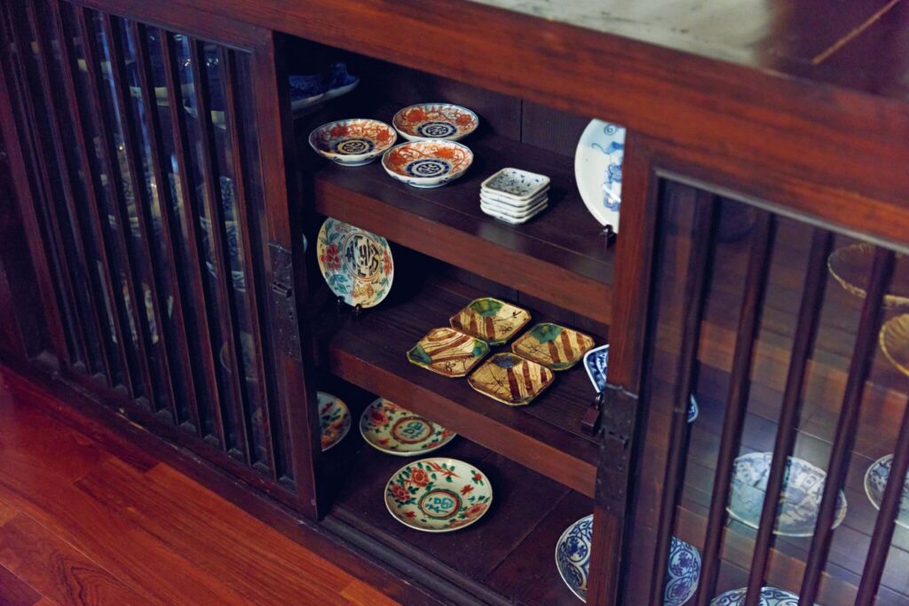 中村ヒロキ、ケルシーの暮らしをつくる愛用品。古伊万里や古染付をはじめとした骨董。キッチンのそばに置いた食器棚は、日本の古いもの。「ケルシーと結婚した当時、購入しました。ここに並ぶのは、染付の色や絵柄に惹かれ、選び取った骨董の皿。明の時代に作られた『青花』と呼ばれる白地に青の絵付けが美しくて。目玉焼きが、とても映えます」 | 古伊万里や古染付をはじめとした骨董。
キッチンのそばに置いた食器棚は、日本の古いもの。「ケルシーと結婚した当時、購入しました。ここに並ぶのは、染付の色や絵柄に惹かれ、選び取った骨董の皿。明の時代に作られた『青花』と呼ばれる白地に青の絵付けが美しくて。目玉焼きが、とても映えます」 中村ヒロキ、ケルシーの暮らしをつくる愛用品。古伊万里や古染付をはじめとした骨董。キッチンのそばに置いた食器棚は、日本の古いもの。「ケルシーと結婚した当時、購入しました。ここに並ぶのは、染付の色や絵柄に惹かれ、選び取った骨董の皿。明の時代に作られた『青花』と呼ばれる白地に青の絵付けが美しくて。目玉焼きが、とても映えます」 | 古伊万里や古染付をはじめとした骨董。
キッチンのそばに置いた食器棚は、日本の古いもの。「ケルシーと結婚した当時、購入しました。ここに並ぶのは、染付の色や絵柄に惹かれ、選び取った骨董の皿。明の時代に作られた『青花』と呼ばれる白地に青の絵付けが美しくて。目玉焼きが、とても映えます」