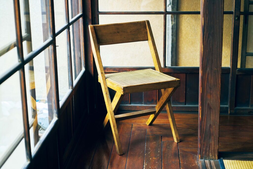 中村ヒロキ、ケルシーの暮らしをつくる愛用品。フランスのギャラリーで出合った木製の椅子。V字形の脚のデザインが特徴的なヴィンテージの椅子。「17年くらい前にフランスで立ち寄ったギャラリーで購入しました。僕らが住んでいる古民家にとても合うと思って。ダイニングテーブルとセットで使っていましたが、今は部屋の至る所で愛用しています」 | フランスのギャラリーで出合った木製の椅子。
V字形の脚のデザインが特徴的なヴィンテージの椅子。「17年くらい前にフランスで立ち寄ったギャラリーで購入しました。僕らが住んでいる古民家にとても合うと思って。ダイニングテーブルとセットで使っていましたが、今は部屋の至る所で愛用しています」 中村ヒロキ、ケルシーの暮らしをつくる愛用品。フランスのギャラリーで出合った木製の椅子。V字形の脚のデザインが特徴的なヴィンテージの椅子。「17年くらい前にフランスで立ち寄ったギャラリーで購入しました。僕らが住んでいる古民家にとても合うと思って。ダイニングテーブルとセットで使っていましたが、今は部屋の至る所で愛用しています」 | フランスのギャラリーで出合った木製の椅子。
V字形の脚のデザインが特徴的なヴィンテージの椅子。「17年くらい前にフランスで立ち寄ったギャラリーで購入しました。僕らが住んでいる古民家にとても合うと思って。ダイニングテーブルとセットで使っていましたが、今は部屋の至る所で愛用しています」