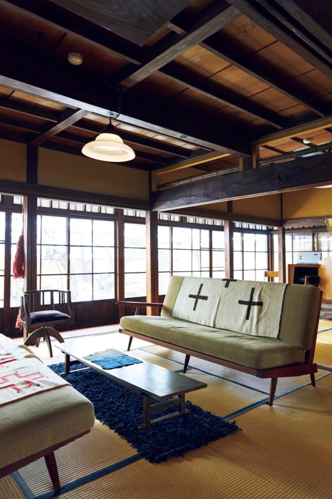 中村ヒロキ、ケルシーの暮らしをつくる愛用品。和のしつらえに、歴史を感じる古き良きものを。住んで20年ほど経つ、愛着を持って暮らしている江戸時代末期に建てられた茅葺き屋根の家。ヒロキさんとケルシーさんにとって、住まいは、創造のためのエネルギーを育てる場でもある。リビングには、さまざまな国の文化や歴史を感じられるプロダクトが点在する。 | 和のしつらえに、歴史を感じる古き良きものを。
住んで20年ほど経つ、愛着を持って暮らしている江戸時代末期に建てられた茅葺き屋根の家。ヒロキさんとケルシーさんにとって、住まいは、創造のためのエネルギーを育てる場でもある。リビングには、さまざまな国の文化や歴史を感じられるプロダクトが点在する。 中村ヒロキ、ケルシーの暮らしをつくる愛用品。和のしつらえに、歴史を感じる古き良きものを。住んで20年ほど経つ、愛着を持って暮らしている江戸時代末期に建てられた茅葺き屋根の家。ヒロキさんとケルシーさんにとって、住まいは、創造のためのエネルギーを育てる場でもある。リビングには、さまざまな国の文化や歴史を感じられるプロダクトが点在する。 | 和のしつらえに、歴史を感じる古き良きものを。
住んで20年ほど経つ、愛着を持って暮らしている江戸時代末期に建てられた茅葺き屋根の家。ヒロキさんとケルシーさんにとって、住まいは、創造のためのエネルギーを育てる場でもある。リビングには、さまざまな国の文化や歴史を感じられるプロダクトが点在する。