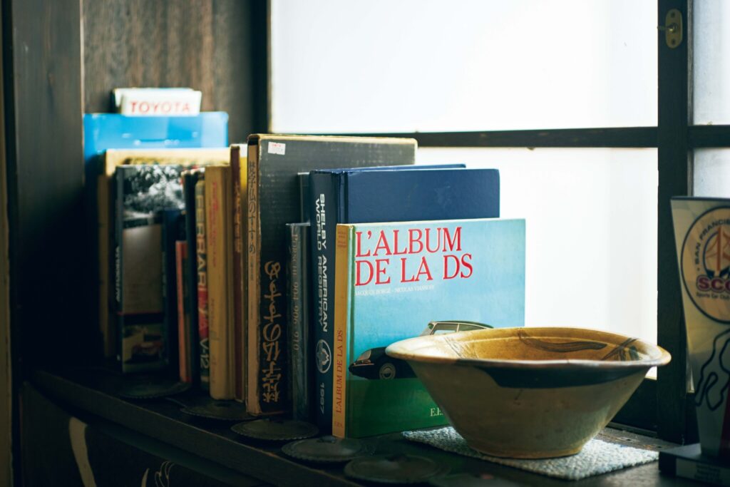 中村ヒロキ、ケルシーの暮らしをつくる愛用品。インスピレーションソースになるアートブック。 アトリエの窓辺に並ぶのは、アートブックや服づくりの資料など。ヴィンテージカー好きなヒロキさんが愛読する、フランス車〈シトロエン〉の洋書も。「江戸時代の着物のデザイン見本帳を参考にして、服づくりのイメージを膨らませることもあります」 | インスピレーションソースになるアートブック。
アトリエの窓辺に並ぶのは、アートブックや服づくりの資料など。ヴィンテージカー好きなヒロキさんが愛読する、フランス車〈シトロエン〉の洋書も。「江戸時代の着物のデザイン見本帳を参考にして、服づくりのイメージを膨らませることもあります」 中村ヒロキ、ケルシーの暮らしをつくる愛用品。インスピレーションソースになるアートブック。 アトリエの窓辺に並ぶのは、アートブックや服づくりの資料など。ヴィンテージカー好きなヒロキさんが愛読する、フランス車〈シトロエン〉の洋書も。「江戸時代の着物のデザイン見本帳を参考にして、服づくりのイメージを膨らませることもあります」 | インスピレーションソースになるアートブック。
アトリエの窓辺に並ぶのは、アートブックや服づくりの資料など。ヴィンテージカー好きなヒロキさんが愛読する、フランス車〈シトロエン〉の洋書も。「江戸時代の着物のデザイン見本帳を参考にして、服づくりのイメージを膨らませることもあります」