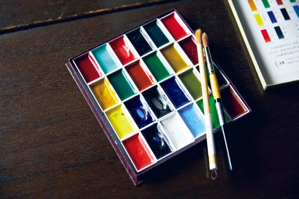 中村ヒロキ、ケルシーの暮らしをつくる愛用品。なめらかに描ける、天然岩絵の具。天然の鉱石を細かく砕いて粉末にした、日本画に用いられる伝統的な絵の具。発色の美しさが特徴。〈visvim〉や〈WMV〉のものづくりにおいて、ケルシーさんの手描きによるアートワークは、手仕事のぬくもりを感じさせるシンボリックなモチーフになっている。 | なめらかに描ける、天然岩絵の具。天然の鉱石を細かく砕いて粉末にした、日本画に用いられる伝統的な絵の具。発色の美しさが特徴。〈visvim〉や〈WMV〉のものづくりにおいて、ケルシーさんの手描きによるアートワークは、手仕事のぬくもりを感じさせるシンボリックなモチーフになっている。 中村ヒロキ、ケルシーの暮らしをつくる愛用品。なめらかに描ける、天然岩絵の具。天然の鉱石を細かく砕いて粉末にした、日本画に用いられる伝統的な絵の具。発色の美しさが特徴。〈visvim〉や〈WMV〉のものづくりにおいて、ケルシーさんの手描きによるアートワークは、手仕事のぬくもりを感じさせるシンボリックなモチーフになっている。 | なめらかに描ける、天然岩絵の具。天然の鉱石を細かく砕いて粉末にした、日本画に用いられる伝統的な絵の具。発色の美しさが特徴。〈visvim〉や〈WMV〉のものづくりにおいて、ケルシーさんの手描きによるアートワークは、手仕事のぬくもりを感じさせるシンボリックなモチーフになっている。