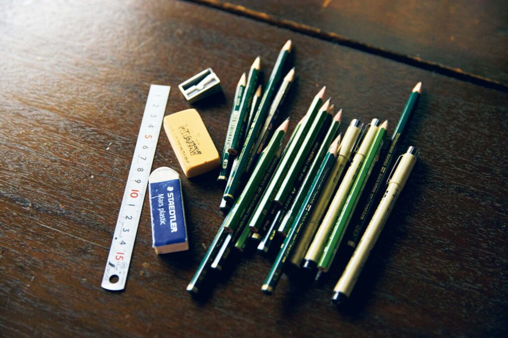 中村ヒロキ、ケルシーの暮らしをつくる愛用品。ドローイングに用いる2Bの鉛筆。ケルシーさんがドローイングや柄模様に取り組むときは、鉛筆を選ぶことが多い。同じものを繰り返し使うので、数をストックしている。「私は絵を描くのが好き。芯が軟らかいので、軽い力でもするすると描けて使いやすいところが気に入っています」 | ドローイングに用いる2Bの鉛筆。
ケルシーさんがドローイングや柄模様に取り組むときは、鉛筆を選ぶことが多い。同じものを繰り返し使うので、数をストックしている。「私は絵を描くのが好き。芯が軟らかいので、軽い力でもするすると描けて使いやすいところが気に入っています」 中村ヒロキ、ケルシーの暮らしをつくる愛用品。ドローイングに用いる2Bの鉛筆。ケルシーさんがドローイングや柄模様に取り組むときは、鉛筆を選ぶことが多い。同じものを繰り返し使うので、数をストックしている。「私は絵を描くのが好き。芯が軟らかいので、軽い力でもするすると描けて使いやすいところが気に入っています」 | ドローイングに用いる2Bの鉛筆。
ケルシーさんがドローイングや柄模様に取り組むときは、鉛筆を選ぶことが多い。同じものを繰り返し使うので、数をストックしている。「私は絵を描くのが好き。芯が軟らかいので、軽い力でもするすると描けて使いやすいところが気に入っています」