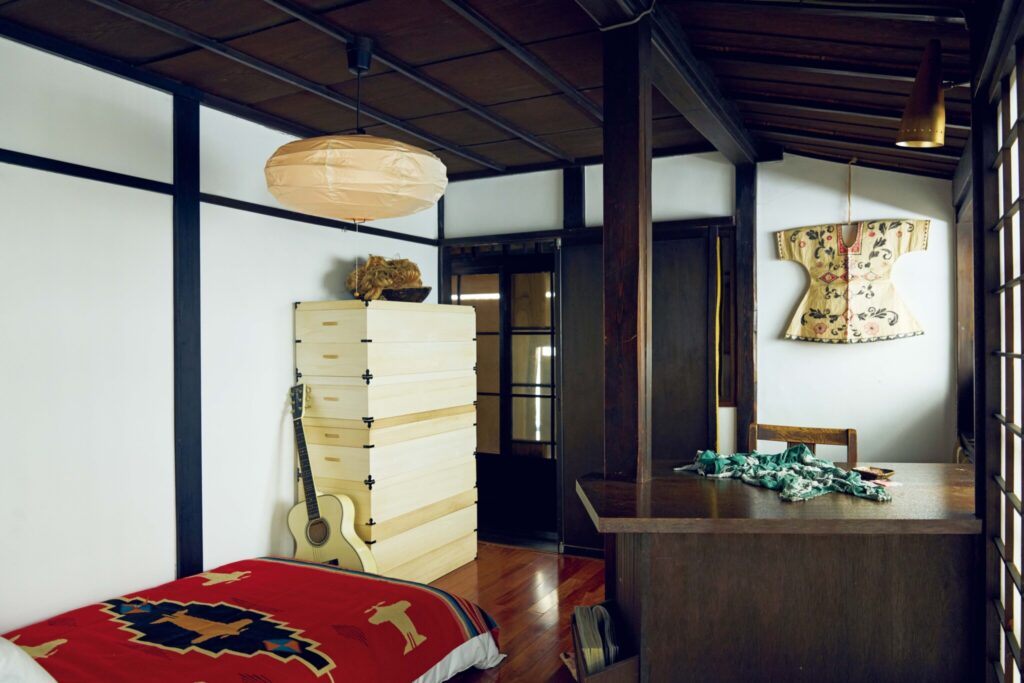 中村ヒロキ、ケルシーの暮らしをつくる愛用品。スタッキングして使える桐箪笥。 着物を愛するケルシーさん。桐箪笥には、彼女が集めてきた大切なコレクションが大切に保管されている。着られる機会があれば、できるだけ着たいという想いも。生地の柄やパターン、綺麗なドレープを研究し、〈WMV〉の服づくりのディテールに生かしている。 | スタッキングして使える桐箪笥。
着物を愛するケルシーさん。桐箪笥には、彼女が集めてきた大切なコレクションが大切に保管されている。着られる機会があれば、できるだけ着たいという想いも。生地の柄やパターン、綺麗なドレープを研究し、〈WMV〉の服づくりのディテールに生かしている。 中村ヒロキ、ケルシーの暮らしをつくる愛用品。スタッキングして使える桐箪笥。 着物を愛するケルシーさん。桐箪笥には、彼女が集めてきた大切なコレクションが大切に保管されている。着られる機会があれば、できるだけ着たいという想いも。生地の柄やパターン、綺麗なドレープを研究し、〈WMV〉の服づくりのディテールに生かしている。 | スタッキングして使える桐箪笥。
着物を愛するケルシーさん。桐箪笥には、彼女が集めてきた大切なコレクションが大切に保管されている。着られる機会があれば、できるだけ着たいという想いも。生地の柄やパターン、綺麗なドレープを研究し、〈WMV〉の服づくりのディテールに生かしている。