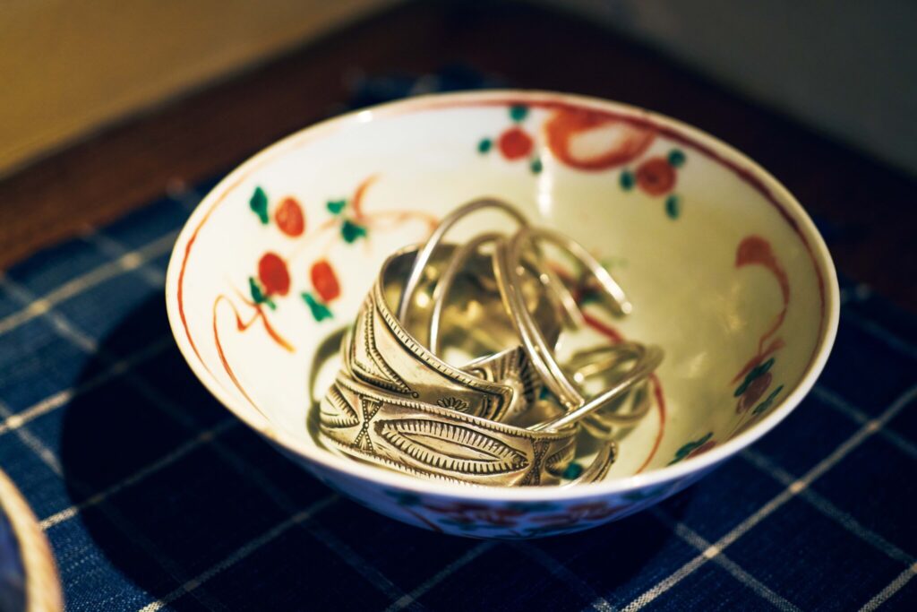 中村ヒロキ、ケルシーの暮らしをつくる愛用品。江戸時代の呉須赤絵碗 明治か江戸時代後期のものと思われる、インディゴの格子柄の敷布の上に小ぶりの碗を置いた。「敷布は、どこかフランスアンティークを思わせる趣が魅力的。深さがある碗には、僕がよく身に着けているネイティブアメリカンのシルバーバングルを収めています」 | 江戸時代の呉須赤絵碗。
明治か江戸時代後期のものと思われる、インディゴの格子柄の敷布の上に小ぶりの碗を置いた。「敷布は、どこかフランスアンティークを思わせる趣が魅力的。深さがある碗には、僕がよく身に着けているネイティブアメリカンのシルバーバングルを収めています」 中村ヒロキ、ケルシーの暮らしをつくる愛用品。江戸時代の呉須赤絵碗 明治か江戸時代後期のものと思われる、インディゴの格子柄の敷布の上に小ぶりの碗を置いた。「敷布は、どこかフランスアンティークを思わせる趣が魅力的。深さがある碗には、僕がよく身に着けているネイティブアメリカンのシルバーバングルを収めています」 | 江戸時代の呉須赤絵碗。
明治か江戸時代後期のものと思われる、インディゴの格子柄の敷布の上に小ぶりの碗を置いた。「敷布は、どこかフランスアンティークを思わせる趣が魅力的。深さがある碗には、僕がよく身に着けているネイティブアメリカンのシルバーバングルを収めています」