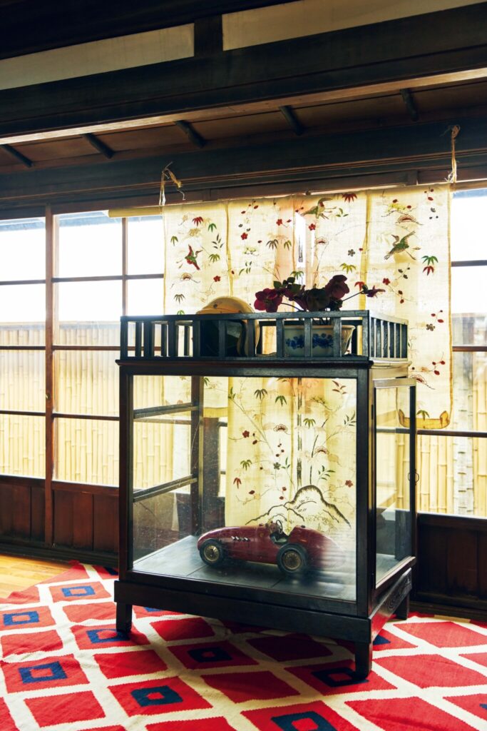 中村ヒロキ、ケルシーの暮らしをつくる愛用品。ものが放つソウルや思い出を大切にする。 天井から吊るした竹製のポールに通した透け感のある着物は、二人の結婚式の際、ケルシーさんが着用したもの。「アンティークのテーブルクロスを手で縫って、ドレスにしました。特別な思い出が刻まれているものを、あえて日常の風景に溶け込ませています」 | ものが放つソウルや思い出を大切にする。
天井から吊るした竹製のポールに通した透け感のある着物は、二人の結婚式の際、ケルシーさんが着用したもの。「アンティークのテーブルクロスを手で縫って、ドレスにしました。特別な思い出が刻まれているものを、あえて日常の風景に溶け込ませています」 中村ヒロキ、ケルシーの暮らしをつくる愛用品。ものが放つソウルや思い出を大切にする。 天井から吊るした竹製のポールに通した透け感のある着物は、二人の結婚式の際、ケルシーさんが着用したもの。「アンティークのテーブルクロスを手で縫って、ドレスにしました。特別な思い出が刻まれているものを、あえて日常の風景に溶け込ませています」 | ものが放つソウルや思い出を大切にする。
天井から吊るした竹製のポールに通した透け感のある着物は、二人の結婚式の際、ケルシーさんが着用したもの。「アンティークのテーブルクロスを手で縫って、ドレスにしました。特別な思い出が刻まれているものを、あえて日常の風景に溶け込ませています」