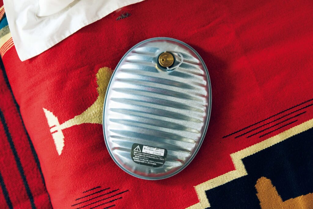 中村ヒロキ、ケルシーの暮らしをつくる愛用品。トタン製の湯たんぽ。 肌寒い季節に、重宝しているマルカ社の湯たんぽ。大正12年の創業以来、100年以上湯たんぽを作り続けてきた老舗の逸品。「翌日になっても、まだわずかに心地よい熱を放っている。体に優しいちょうどいい熱を与えてくれる、つくりの良さが気に入っています」 | トタン製の湯たんぽ。
肌寒い季節に、重宝しているマルカ社の湯たんぽ。大正12年の創業以来、100年以上湯たんぽを作り続けてきた老舗の逸品。「翌日になっても、まだわずかに心地よい熱を放っている。体に優しいちょうどいい熱を与えてくれる、つくりの良さが気に入っています」 中村ヒロキ、ケルシーの暮らしをつくる愛用品。トタン製の湯たんぽ。 肌寒い季節に、重宝しているマルカ社の湯たんぽ。大正12年の創業以来、100年以上湯たんぽを作り続けてきた老舗の逸品。「翌日になっても、まだわずかに心地よい熱を放っている。体に優しいちょうどいい熱を与えてくれる、つくりの良さが気に入っています」 | トタン製の湯たんぽ。
肌寒い季節に、重宝しているマルカ社の湯たんぽ。大正12年の創業以来、100年以上湯たんぽを作り続けてきた老舗の逸品。「翌日になっても、まだわずかに心地よい熱を放っている。体に優しいちょうどいい熱を与えてくれる、つくりの良さが気に入っています」