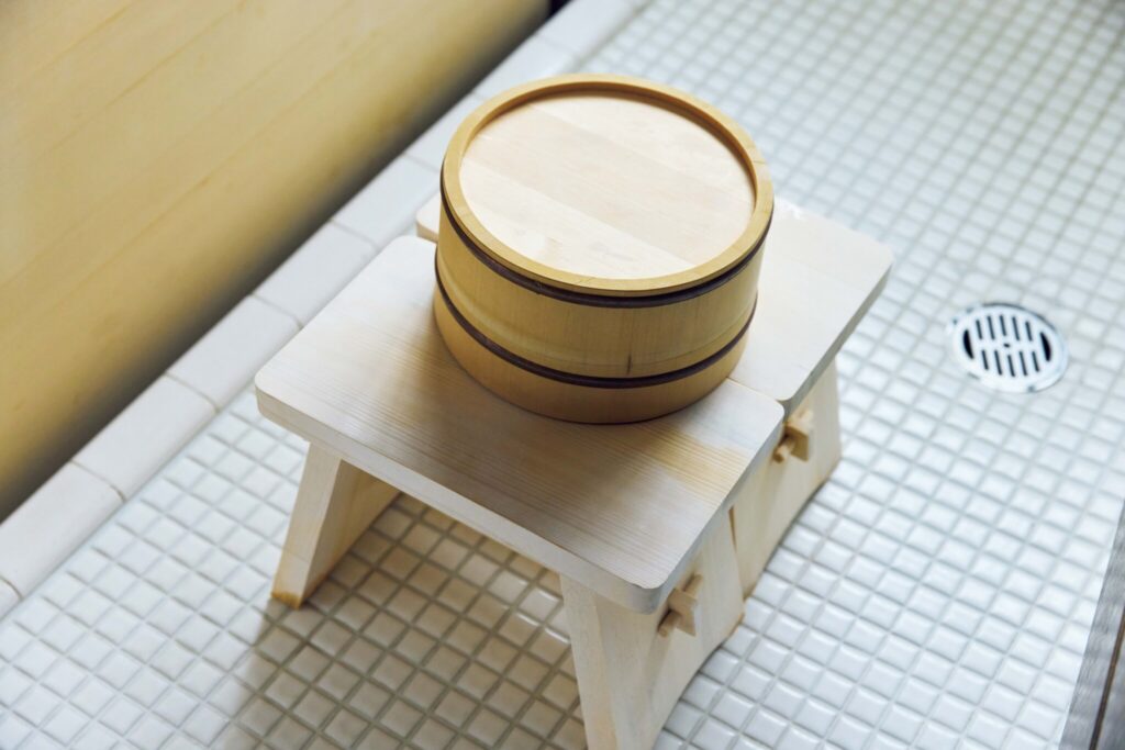 中村ヒロキ、ケルシーの暮らしをつくる愛用品。檜風呂に合わせて選んだ、桶と椅子。 バスタイムは朝・晩のリラックスタイム。「古い家ならではの磨りガラスの窓から光が差し込むなか、湯に浸かるのが本当に心地よくて。檜風呂は新たに作ってもらったもの。バスグッズも同じ素材で合わせています。檜の香りに包まれる時間に幸せを感じていますね」 | 檜風呂に合わせて選んだ、桶と椅子。
バスタイムは朝・晩のリラックスタイム。「古い家ならではの磨りガラスの窓から光が差し込むなか、湯に浸かるのが本当に心地よくて。檜風呂は新たに作ってもらったもの。バスグッズも同じ素材で合わせています。檜の香りに包まれる時間に幸せを感じていますね」 中村ヒロキ、ケルシーの暮らしをつくる愛用品。檜風呂に合わせて選んだ、桶と椅子。 バスタイムは朝・晩のリラックスタイム。「古い家ならではの磨りガラスの窓から光が差し込むなか、湯に浸かるのが本当に心地よくて。檜風呂は新たに作ってもらったもの。バスグッズも同じ素材で合わせています。檜の香りに包まれる時間に幸せを感じていますね」 | 檜風呂に合わせて選んだ、桶と椅子。
バスタイムは朝・晩のリラックスタイム。「古い家ならではの磨りガラスの窓から光が差し込むなか、湯に浸かるのが本当に心地よくて。檜風呂は新たに作ってもらったもの。バスグッズも同じ素材で合わせています。檜の香りに包まれる時間に幸せを感じていますね」