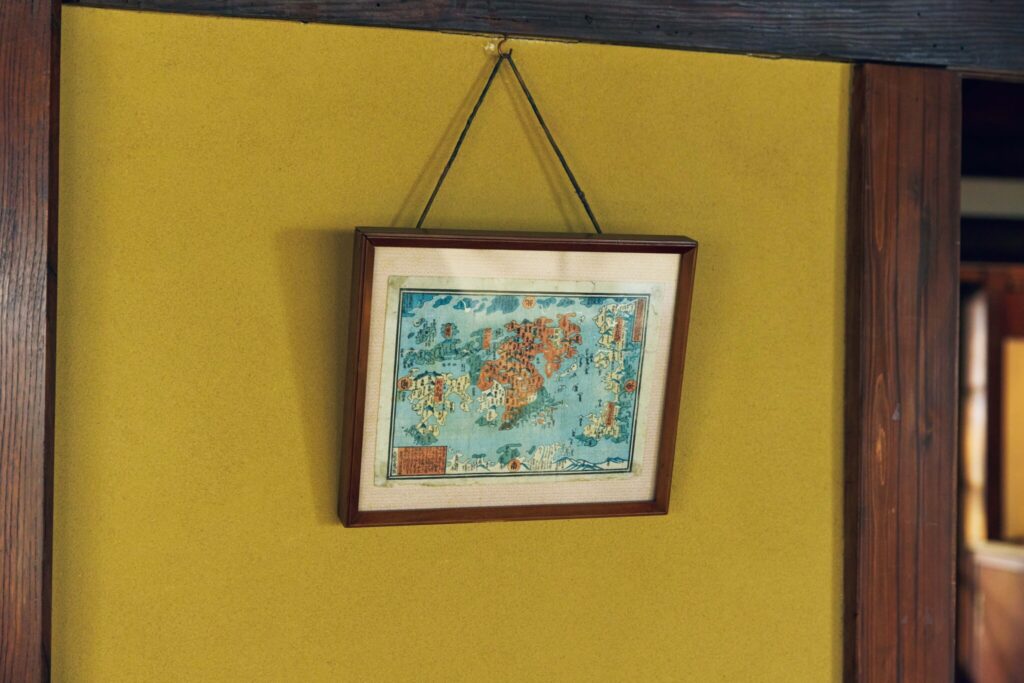 中村ヒロキ、ケルシーの暮らしをつくる愛用品。九州を描いた江戸時代後期の古地図。額装して壁掛けに。「古地図は時の羅針盤のような存在。眺めていると100年、200年前、街はどんな姿をしていたのか。人々の生活観や感性はどのようなものだったのか。とても興味深く思います。現代とは異なる、時間の感覚が感じられ、見入ってしまいます」 | 九州を描いた江戸時代後期の古地図。額装して壁掛けに。「古地図は時の羅針盤のような存在。眺めていると100年、200年前、街はどんな姿をしていたのか。人々の生活観や感性はどのようなものだったのか。とても興味深く思います。現代とは異なる、時間の感覚が感じられ、見入ってしまいます」 中村ヒロキ、ケルシーの暮らしをつくる愛用品。九州を描いた江戸時代後期の古地図。額装して壁掛けに。「古地図は時の羅針盤のような存在。眺めていると100年、200年前、街はどんな姿をしていたのか。人々の生活観や感性はどのようなものだったのか。とても興味深く思います。現代とは異なる、時間の感覚が感じられ、見入ってしまいます」 | 九州を描いた江戸時代後期の古地図。額装して壁掛けに。「古地図は時の羅針盤のような存在。眺めていると100年、200年前、街はどんな姿をしていたのか。人々の生活観や感性はどのようなものだったのか。とても興味深く思います。現代とは異なる、時間の感覚が感じられ、見入ってしまいます」