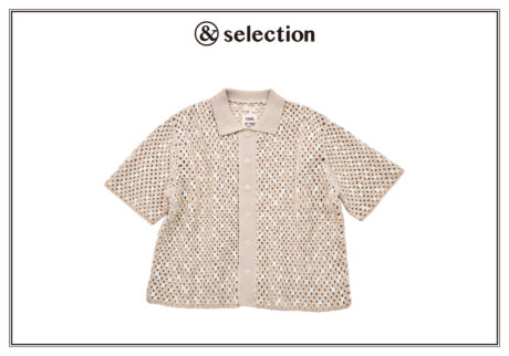 ランダムにちりばめられたドットが愛らしい〈ナナミカ〉のニットシャツ。