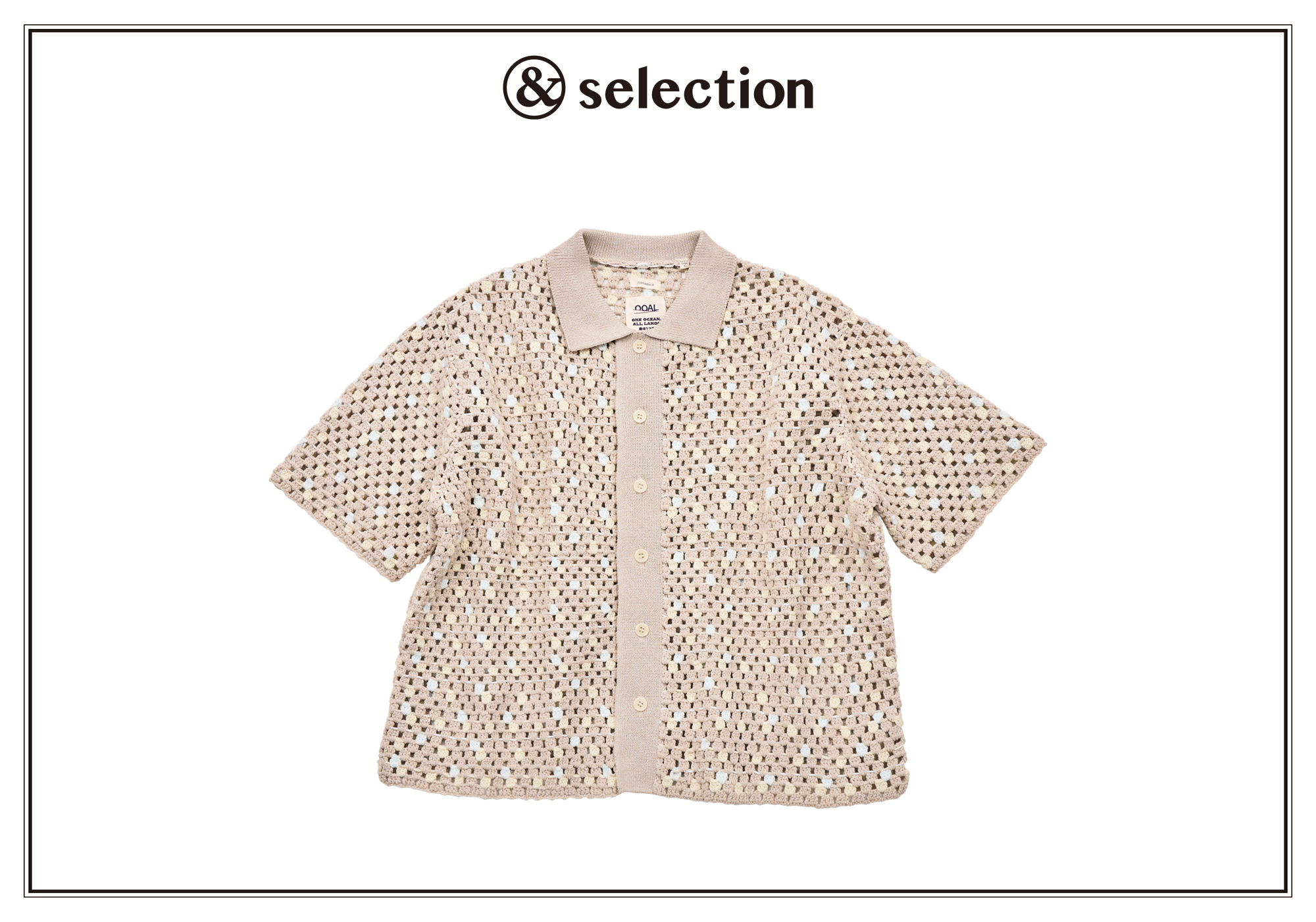 ランダムにちりばめられたドットが愛らしい〈ナナミカ〉のニットシャツ。