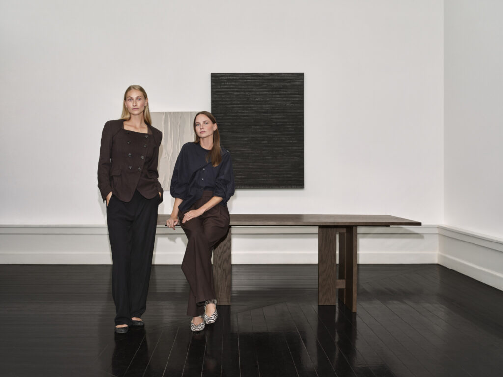 4 暮らしに寄り添う、現在進行形のデンマークデザイン。『BoConcept』から登場した、〈atelier axo〉 ダイニングコレクション。ダークオークの長方形のテーブルと〈atelier axo〉の二人。左がローゼ・ハーマンセン、右がキャロライン・ヴォーゲル。