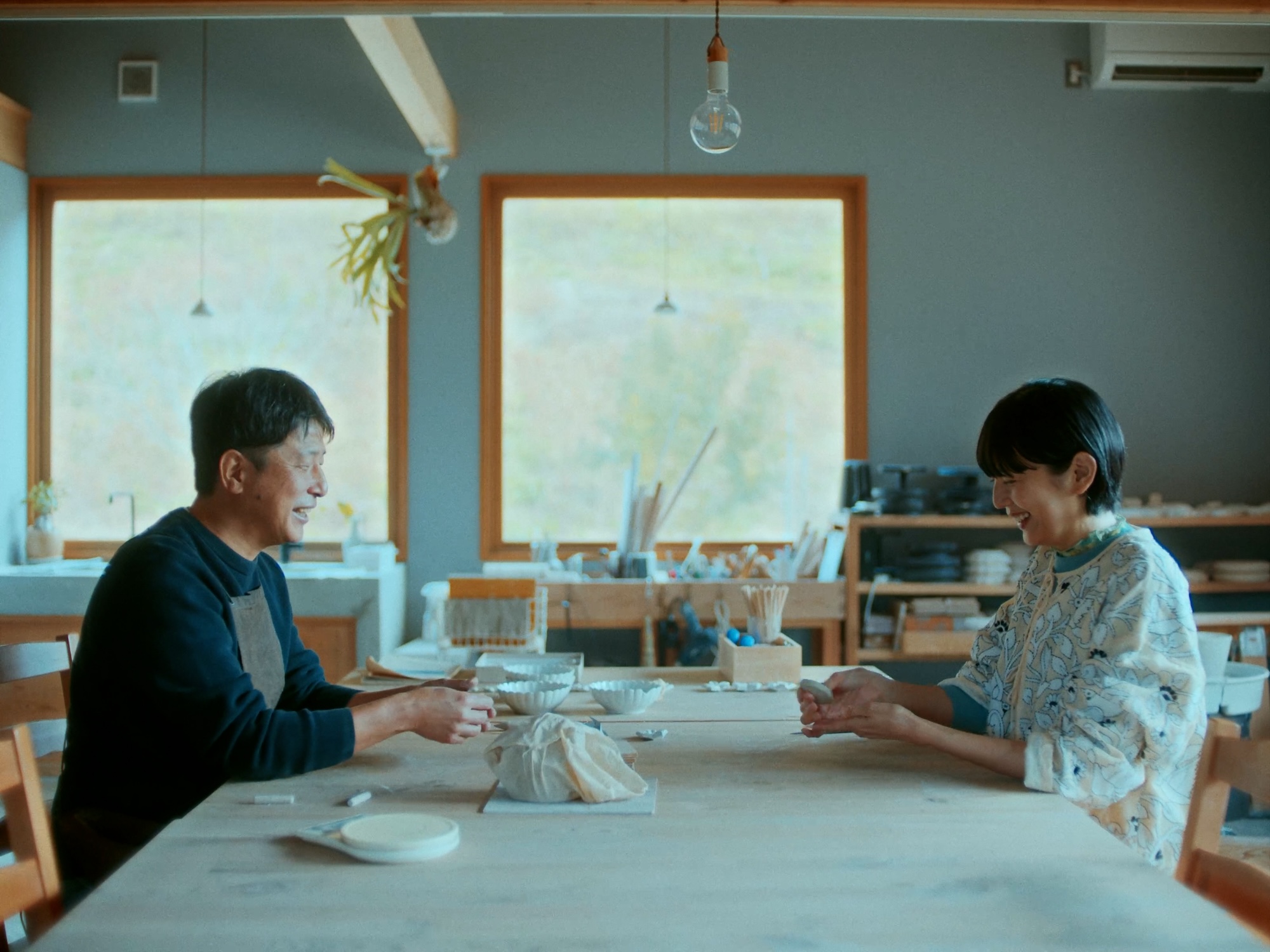 『界 別府』で体験する手業 (てわざ) のひととき。俳優・菊池亜希子さんが幻の焼き物、臼杵 (うすき) 焼を学ぶ旅へ。