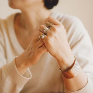 〈YAECA〉設立者、服部恭子さんの、定番アイテムの着こなし方。インディアンジュエリーアメリカ南西部の先住民族により受け継がれてきた伝統装身具。スターリングシルバーを基調に、ターコイズなど天然石をあしらった力強い意匠が特徴。刻印やインレイなど民族ごとに技法が異なり、自然や精霊を象徴するモチーフが多い。 | インディアンジュエリー
アメリカ南西部の先住民族により受け継がれてきた伝統装身具。スターリングシルバーを基調に、ターコイズなど天然石をあしらった力強い意匠が特徴。刻印やインレイなど民族ごとに技法が異なり、自然や精霊を象徴するモチーフが多い。