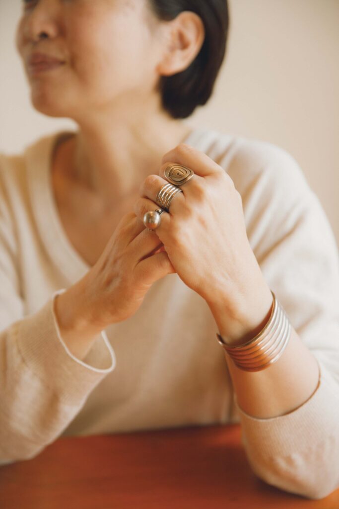 〈YAECA〉設立者、服部恭子さんの、定番アイテムの着こなし方。インディアンジュエリーアメリカ南西部の先住民族により受け継がれてきた伝統装身具。スターリングシルバーを基調に、ターコイズなど天然石をあしらった力強い意匠が特徴。刻印やインレイなど民族ごとに技法が異なり、自然や精霊を象徴するモチーフが多い。