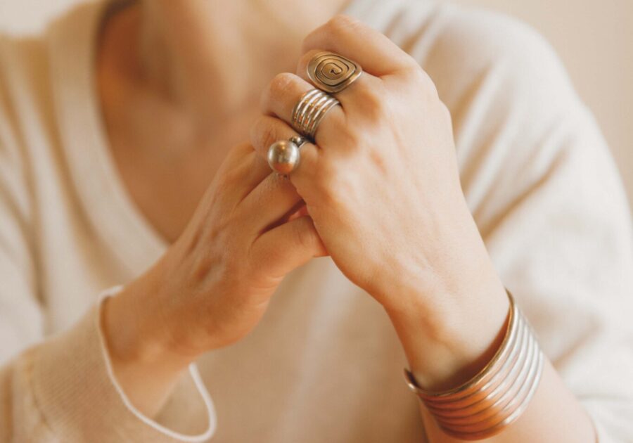 〈YAECA〉設立者、服部恭子さんの、定番アイテムの着こなし方。インディアンジュエリーアメリカ南西部の先住民族により受け継がれてきた伝統装身具。スターリングシルバーを基調に、ターコイズなど天然石をあしらった力強い意匠が特徴。刻印やインレイなど民族ごとに技法が異なり、自然や精霊を象徴するモチーフが多い。 | インディアンジュエリー
アメリカ南西部の先住民族により受け継がれてきた伝統装身具。スターリングシルバーを基調に、ターコイズなど天然石をあしらった力強い意匠が特徴。刻印やインレイなど民族ごとに技法が異なり、自然や精霊を象徴するモチーフが多い。