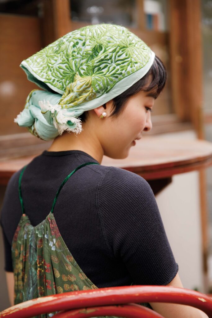 ビストロ<Cyōdo>店主・山口 萌菜さんの、定番アイテムの着こなし方。ドリス ヴァン ノッテンのスカーフ1986年、ベルギー発のラグジュアリーブランド。独創的な色使いや繊細なプリント、花柄や刺繍、上質な素材使いが特徴。なかでもスカーフは、手描き調のタッチや異なるモチーフを重ねた奥行きある柄表現と絶妙な配色が魅力。