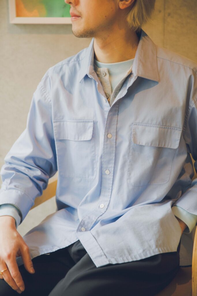 ファッションディレクター・松岡 歩さんの、定番アイテムの着こなし方。シャルべのシャツ 1838年にフランスで創業した老舗シャツメーカー。卓越したクラフトマンシップと多彩な生地使いで、王室や文豪など著名人にも長く愛用されている。オーダーや上質な既製シャツに加えて、ネクタイ、アクセサリー類も展開。 | シャルべのシャツ
1838年にフランスで創業した老舗シャツメーカー。卓越したクラフトマンシップと多彩な生地使いで、王室や文豪など著名人にも長く愛用されている。オーダーや上質な既製シャツに加えて、ネクタイ、アクセサリー類も展開。 ファッションディレクター・松岡 歩さんの、定番アイテムの着こなし方。シャルべのシャツ 1838年にフランスで創業した老舗シャツメーカー。卓越したクラフトマンシップと多彩な生地使いで、王室や文豪など著名人にも長く愛用されている。オーダーや上質な既製シャツに加えて、ネクタイ、アクセサリー類も展開。