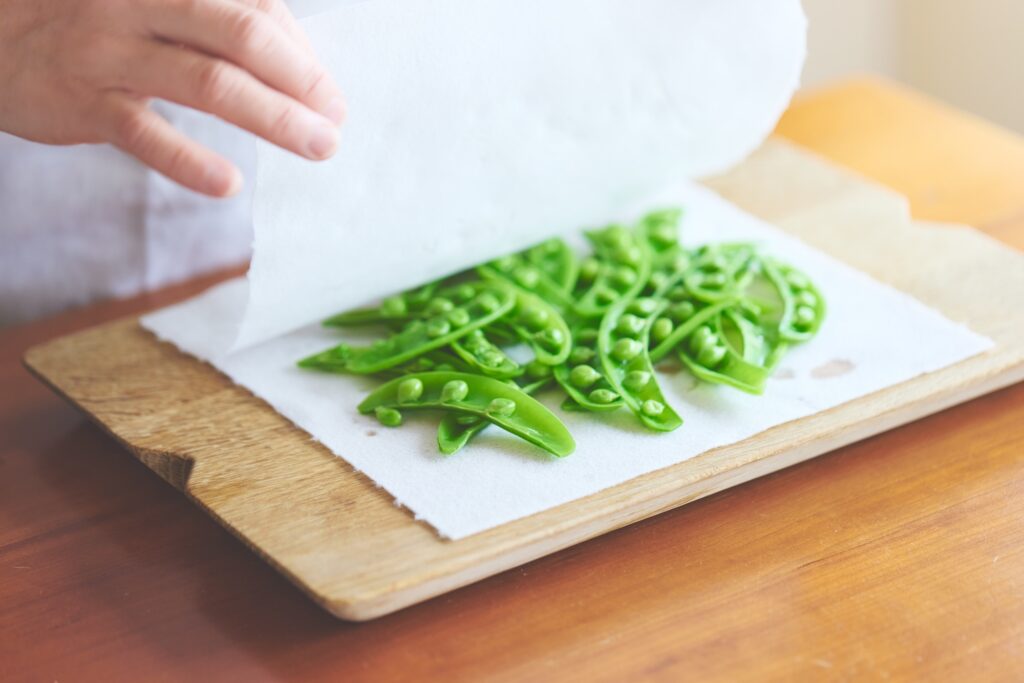 食材の水切りに。「サラダや和え物に使う食材は、水洗いや茹でた後にきちんと水気を拭き取ることで、食感も良くなり、味もしっかりつけることができます」 (渡辺有子さん) | 食材の水切りに。「サラダや和え物に使う食材は、水洗いや茹でた後にきちんと水気を拭き取ることで、食感も良くなり、味もしっかりつけることができます」（渡辺有子さん）