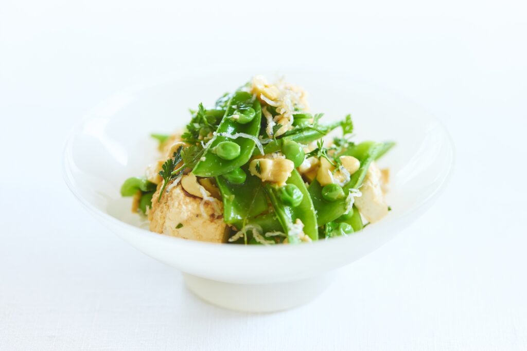 ちょっとしたひと手間で、日々の料理をもっとおいしく！ 料理家の山本千織 (chioben) さん、渡辺有子さん、ワタナベマキさんが「リード クッキングペーパー」を使いたくなる理由。