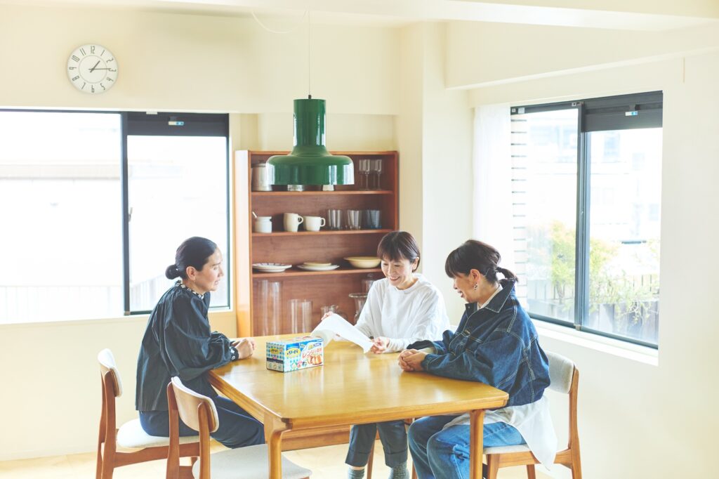 ちょっとしたひと手間で、日々の料理をもっとおいしく！ 料理家の山本千織 (chioben) さん、渡辺有子さん、ワタナベマキさんが「リード クッキングペーパー」を使いたくなる理由。