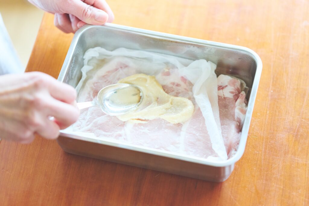 「粕漬け、味噌漬けなどの仕込みは、食材をペーパーで覆ってから調味料をつけて味を染浸透させます。すると、焼いても焦げ付きにくく、仕上がりが美しい」 (ワタナベマキさん) | 「粕漬け、味噌漬けなどの仕込みは、食材をペーパーで覆ってから調味料をつけて味を浸透させます。すると、焼いても焦げつきにくく、仕上がりが美しい」（ワタナベマキさん）