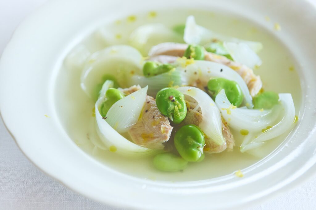 ちょっとしたひと手間で、日々の料理をもっとおいしく！ 料理家の山本千織 (chioben) さん、渡辺有子さん、ワタナベマキさんが「リード クッキングペーパー」を使いたくなる理由。