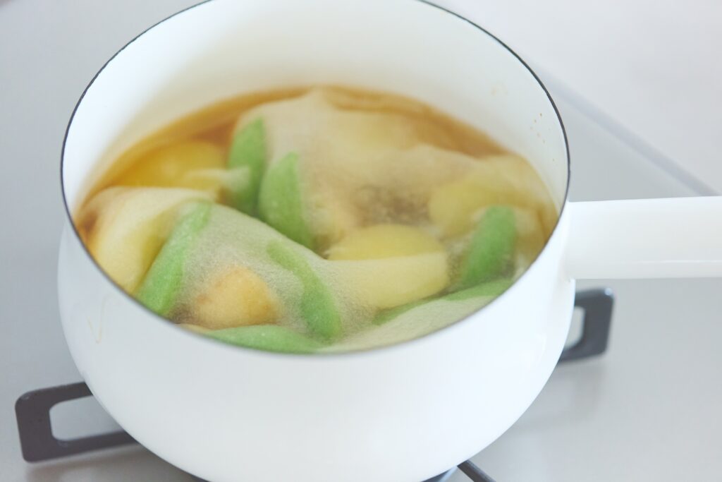 「煮物の落とし蓋代わりにも最適。ソフトな不織布が食材の凸凹にフィットすることで味がムラなく染み込みます。同時に、アク取りもできて一石二鳥です」 (ワタナベさん) | 「煮物の落とし蓋代わりにも最適。ソフトな不織布が食材の凸凹にフィットすることで味がムラなく染み込みます。同時に、アク取りもできて一石二鳥です」（ワタナベさん）