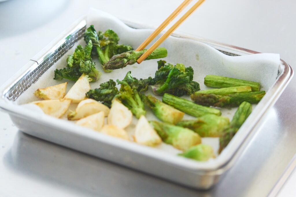 揚げ物の油切りに。「厚手で吸収力に優れているので、余分な油分をしっかり吸い取ってくれ、カラッと仕上がります。さらに、カロリーダウンにも」 (山本千織さん) | 揚げ物の油切りに。「厚手で吸収力に優れているので、余分な油分をしっかり吸い取ってくれ、カラッと仕上がります。さらに、カロリーダウンにも」（山本千織さん）