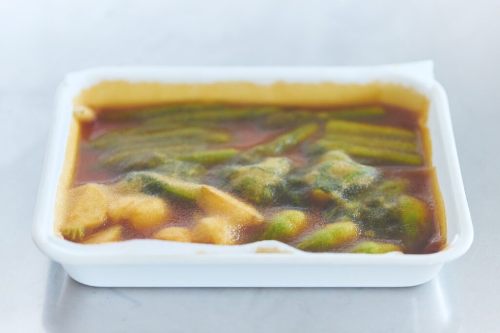 〈POINT〉素揚げした野菜を出汁につけ、上から「リード クッキングペーパー」を被せて蓋をする。少なめの出汁でもまんべんなく浸かり、味がしっかりと染み込む。 | 〈POINT〉素揚げした野菜を出汁に漬け、上から「リード クッキングペーパー」をかぶせて蓋をする。少なめの出汁でもまんべんなく浸かり、味がしっかりと染み込む。