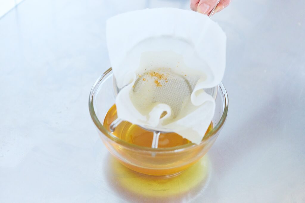 揚げ物で使った油を濾す時も活躍。「目が細かく、空気を含む不織布は、小さなカスなどもきちんと取り除きながら、素早くろ過してくれる優れものです」 (山本さん) | 揚げ物で使った油を濾すときも活躍。「目が細かく、空気を含む不織布は、小さなカスなどもきちんと取り除きながら、素早くろ過してくれる優れものです」（山本さん）